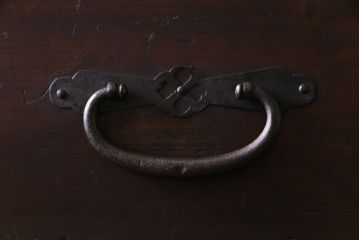 アンティーク家具　和製アンティーク　リメイク　片開き戸付き蝶覆輪金具の時代箪笥サイドチェスト(サイドボード、引き出し)