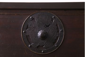 アンティーク家具　和製アンティーク　リメイク　片開き戸付き蝶覆輪金具の時代箪笥サイドチェスト(サイドボード、引き出し)