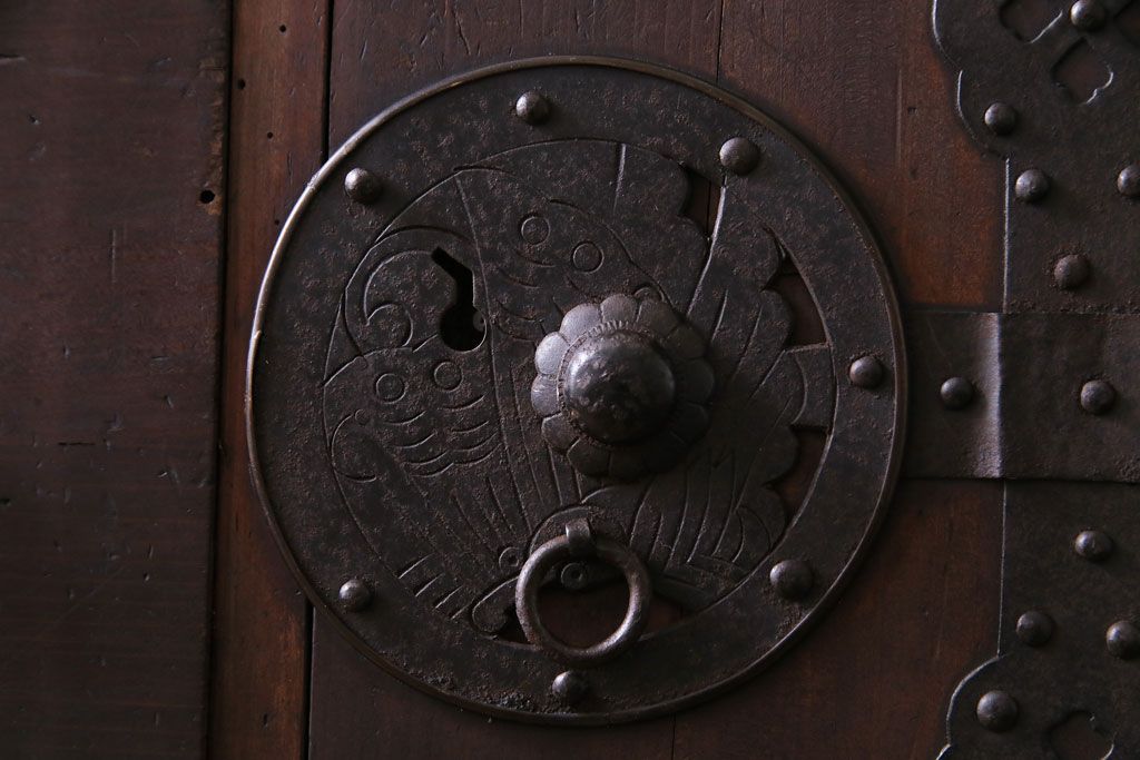 アンティーク家具　和製アンティーク　リメイク　片開き戸付き蝶覆輪金具の時代箪笥サイドチェスト(サイドボード、引き出し)