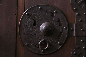 アンティーク家具　和製アンティーク　リメイク　片開き戸付き蝶覆輪金具の時代箪笥サイドチェスト(サイドボード、引き出し)