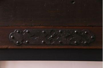 アンティーク家具　和製アンティーク　リメイク　片開き戸付き蝶覆輪金具の時代箪笥サイドチェスト(サイドボード、引き出し)