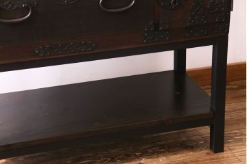 アンティーク家具　和製アンティーク　リメイク　片開き戸付き蝶覆輪金具の時代箪笥サイドチェスト(サイドボード、引き出し)