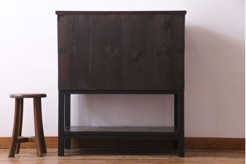 アンティーク家具　和製アンティーク　リメイク　片開き戸付き蝶覆輪金具の時代箪笥サイドチェスト(サイドボード、引き出し)