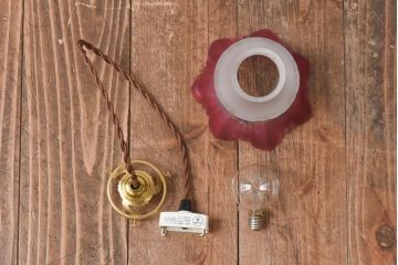 ヨーロッパビンテージ　手描きの花柄が上品なガラスシェード(ペンダントライト、天井照明)