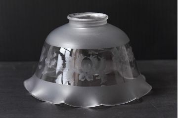 ヨーロッパビンテージ　エッジングが繊細な雰囲気を醸し出すシェード(ペンダントライト、天井照明)