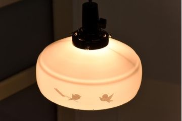 昭和レトロ　愛らしい鳥の透かし柄が魅力的なシェード(天井照明、電笠)