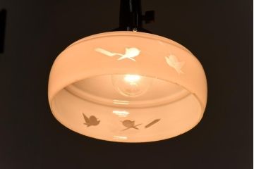 昭和レトロ　愛らしい鳥の透かし柄が魅力的なシェード(天井照明、電笠)