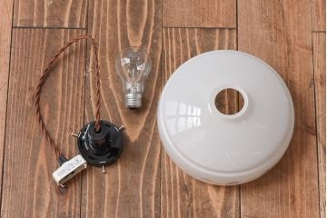 昭和レトロ　愛らしい鳥の透かし柄が魅力的なシェード(天井照明、電笠)