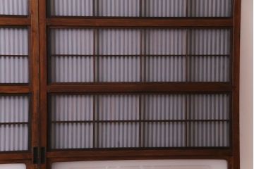 昭和レトロ　板ガラス裏障子留め　温かな色味が魅力の格子戸(ガラス帯戸、引き戸、建具)2枚セット