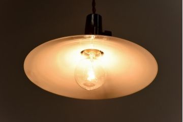 昔懐かしい白い平笠シェードの吊り下げ照明(天井照明、ペンダントライト)2個セット(2)