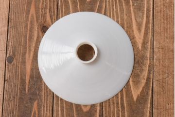 昔懐かしい白い平笠シェードの吊り下げ照明(天井照明、ペンダントライト)2個セット(2)