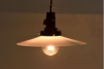 昔懐かしい白い平笠シェードの吊り下げ照明(天井照明、電笠)(1)