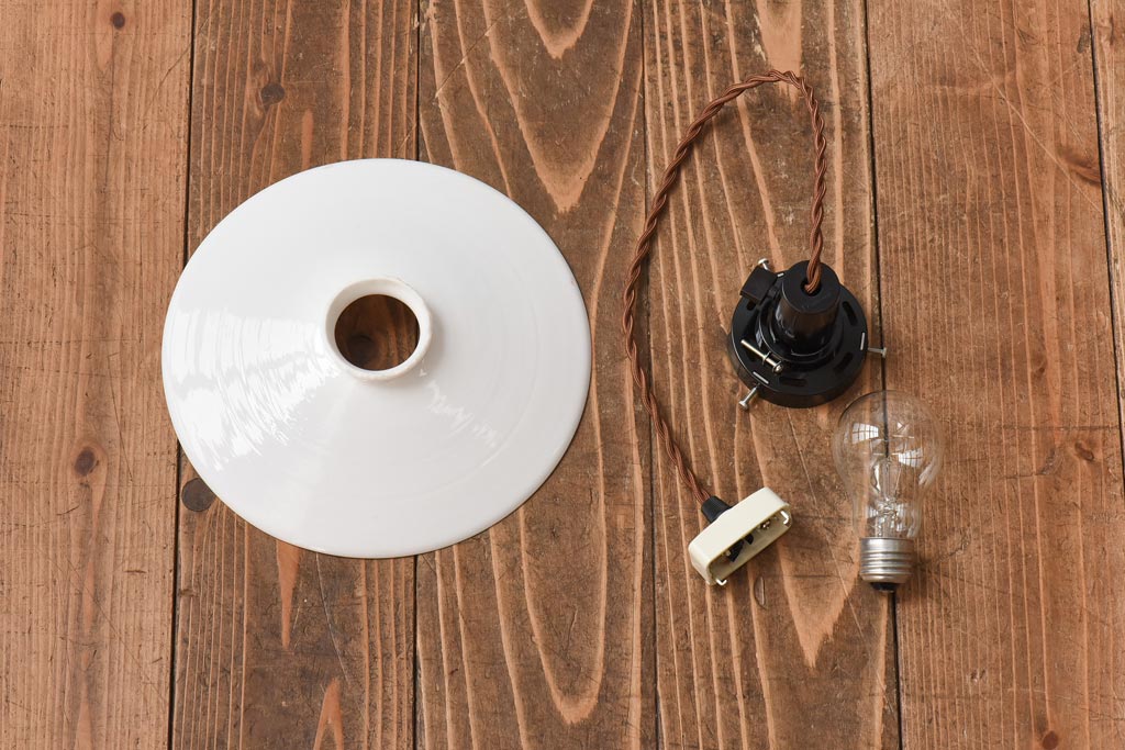 昔懐かしい白い平笠シェードの吊り下げ照明(天井照明、電笠)(2)