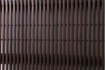 和製アンティーク　板ガラス裏障子留め　モールガラス入り　モダンな雰囲気漂う格子戸(ガラス帯戸、引き戸、建具)(1)