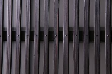 昭和期　板ガラス裏障子留め　色ガラスがアクセントになった格子帯戸(ガラス帯戸、格子戸、引き戸、建具)2枚組