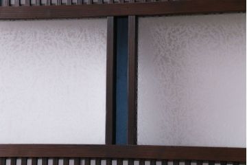 昭和期　板ガラス裏障子留め　色ガラスがアクセントになった格子帯戸(ガラス帯戸、格子戸、引き戸、建具)2枚組