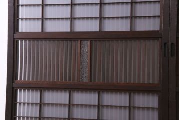 昭和期　板ガラス裏障子留め　ガラスから透ける縦桟が美しい格子戸(ガラス帯戸、仕切り戸、引き戸、建具)2枚組