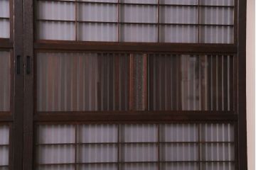 昭和期　板ガラス裏障子留め　ガラスから透ける縦桟が美しい格子戸(ガラス帯戸、仕切り戸、引き戸、建具)2枚組