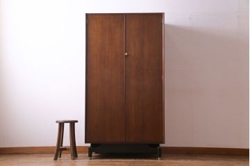 ヴィンテージ家具　北欧ビンテージ　G-PLAN(ジープラン)　BBシリーズ　アーバンスタイルにおすすめなワードローブ(収納棚、キャビネット)