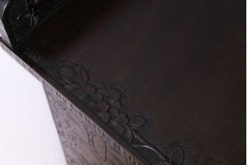 ヴィンテージ家具　ビンテージ　伝統工芸　軽井沢彫り　繊細な彫りが豪華さを演出するチェスト(サイドボード、収納棚)
