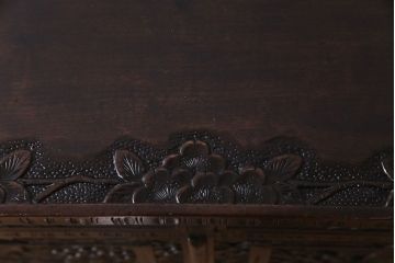 ヴィンテージ家具　ビンテージ　伝統工芸　軽井沢彫り　繊細な彫りが豪華さを演出するチェスト(サイドボード、収納棚)