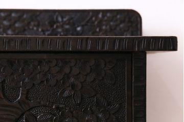 ヴィンテージ家具　ビンテージ　伝統工芸　軽井沢彫り　繊細な彫りが豪華さを演出するチェスト(サイドボード、収納棚)