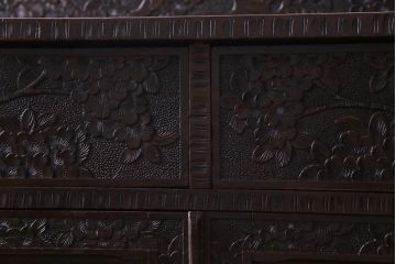 ヴィンテージ家具　ビンテージ　伝統工芸　軽井沢彫り　繊細な彫りが豪華さを演出するチェスト(サイドボード、収納棚)