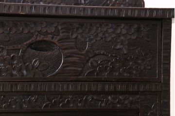 ヴィンテージ家具　ビンテージ　伝統工芸　軽井沢彫り　繊細な彫りが豪華さを演出するチェスト(サイドボード、収納棚)