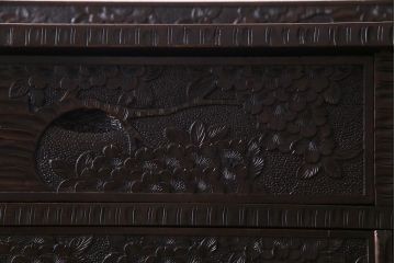 ヴィンテージ家具　ビンテージ　伝統工芸　軽井沢彫り　繊細な彫りが豪華さを演出するチェスト(サイドボード、収納棚)