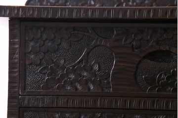ヴィンテージ家具　ビンテージ　伝統工芸　軽井沢彫り　繊細な彫りが豪華さを演出するチェスト(サイドボード、収納棚)