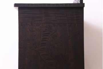 ヴィンテージ家具　ビンテージ　伝統工芸　軽井沢彫り　繊細な彫りが豪華さを演出するチェスト(サイドボード、収納棚)