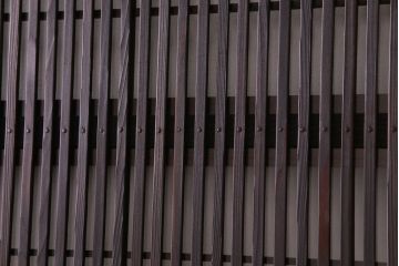 昭和レトロ　板ガラス裏障子留め　ケヤキ材　個性的な組み合わせが魅力の格子戸(ガラス帯戸、仕切り戸、引き戸、建具)2枚組