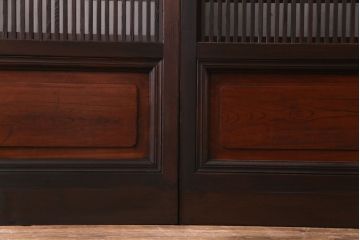 昭和レトロ　板ガラス裏障子留め　ケヤキ材　個性的な組み合わせが魅力の格子戸(ガラス帯戸、仕切り戸、引き戸、建具)2枚組