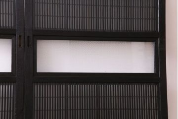 昭和期　板ガラス裏障子留め　花ガラス入り　深い色味の木材が和モダンの空間を演出する格子帯戸(ガラス帯戸、格子戸、引き戸、建具)2枚組