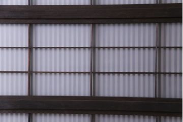 昭和期　板ガラス裏障子留め　花ガラス入り　深い色味の木材が和モダンの空間を演出する格子帯戸(ガラス帯戸、格子戸、引き戸、建具)2枚組