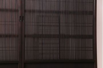 昭和期　板ガラス裏障子留め　透けて見える桟の美しさが際立つ格子戸(仕切り戸、引き戸、建具)2枚組