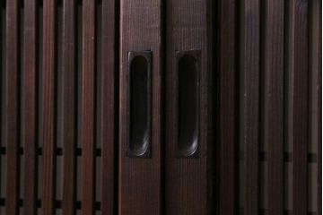 昭和期　板ガラス裏障子留め　透けて見える桟の美しさが際立つ格子戸(仕切り戸、引き戸、建具)2枚組
