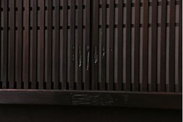 昭和期　板ガラス裏障子留め　透けて見える桟の美しさが際立つ格子戸(仕切り戸、引き戸、建具)2枚組