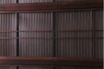 昭和期　板ガラス裏障子留め　透けて見える桟の美しさが際立つ格子戸(仕切り戸、引き戸、建具)2枚組