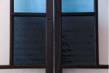 大正ロマン　鮮やかな色ガラスとモダンな桟のデザインが魅力のガラス戸(窓、サッシ)2枚組