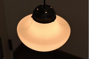 なめらかなフォルムが上品な雰囲気を醸し出す天井照明(吊り下げ照明、ライト)