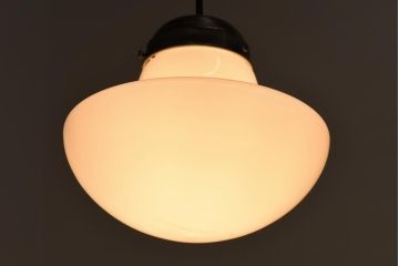 なめらかなフォルムが上品な雰囲気を醸し出す天井照明(吊り下げ照明、ライト)