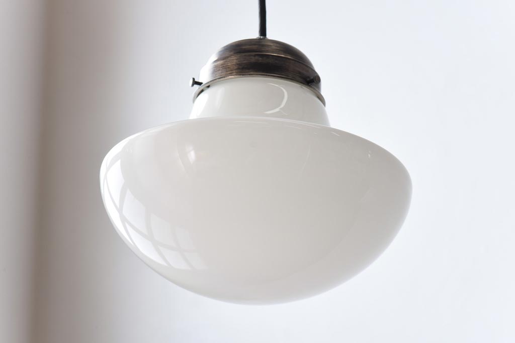 なめらかなフォルムが上品な雰囲気を醸し出す天井照明(吊り下げ照明、ライト)