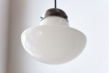 なめらかなフォルムが上品な雰囲気を醸し出す天井照明(吊り下げ照明、ライト)