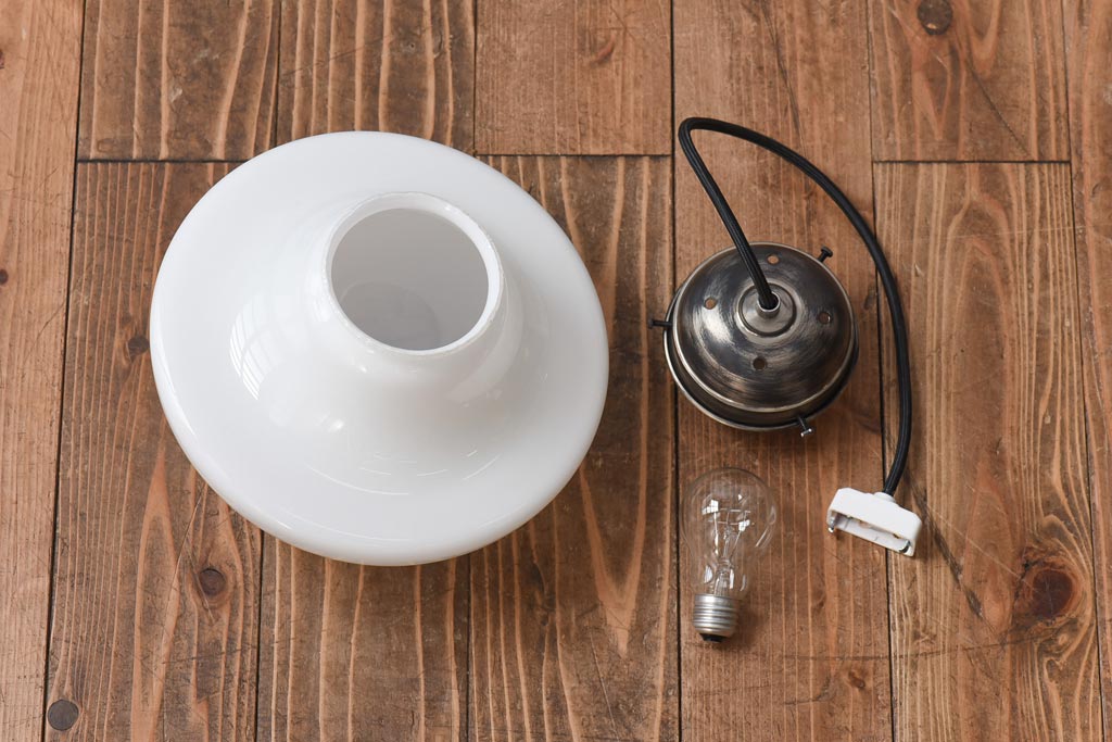 なめらかなフォルムが上品な雰囲気を醸し出す天井照明(吊り下げ照明、ライト)