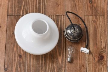 なめらかなフォルムが上品な雰囲気を醸し出す天井照明(吊り下げ照明、ライト)