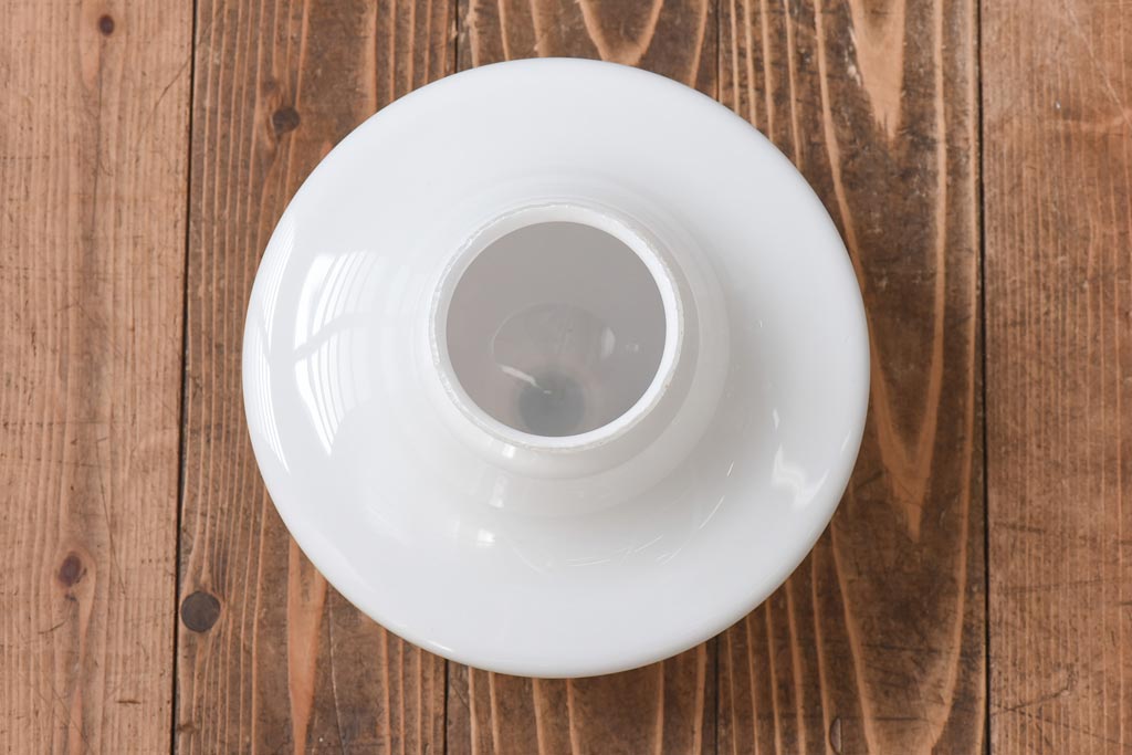 なめらかなフォルムが上品な雰囲気を醸し出す天井照明(吊り下げ照明、ライト)