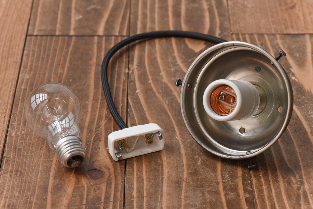 なめらかなフォルムが上品な雰囲気を醸し出す天井照明(吊り下げ照明、ライト)