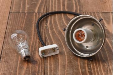 なめらかなフォルムが上品な雰囲気を醸し出す天井照明(吊り下げ照明、ライト)