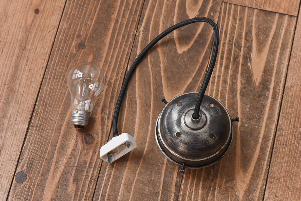 なめらかなフォルムが上品な雰囲気を醸し出す天井照明(吊り下げ照明、ライト)